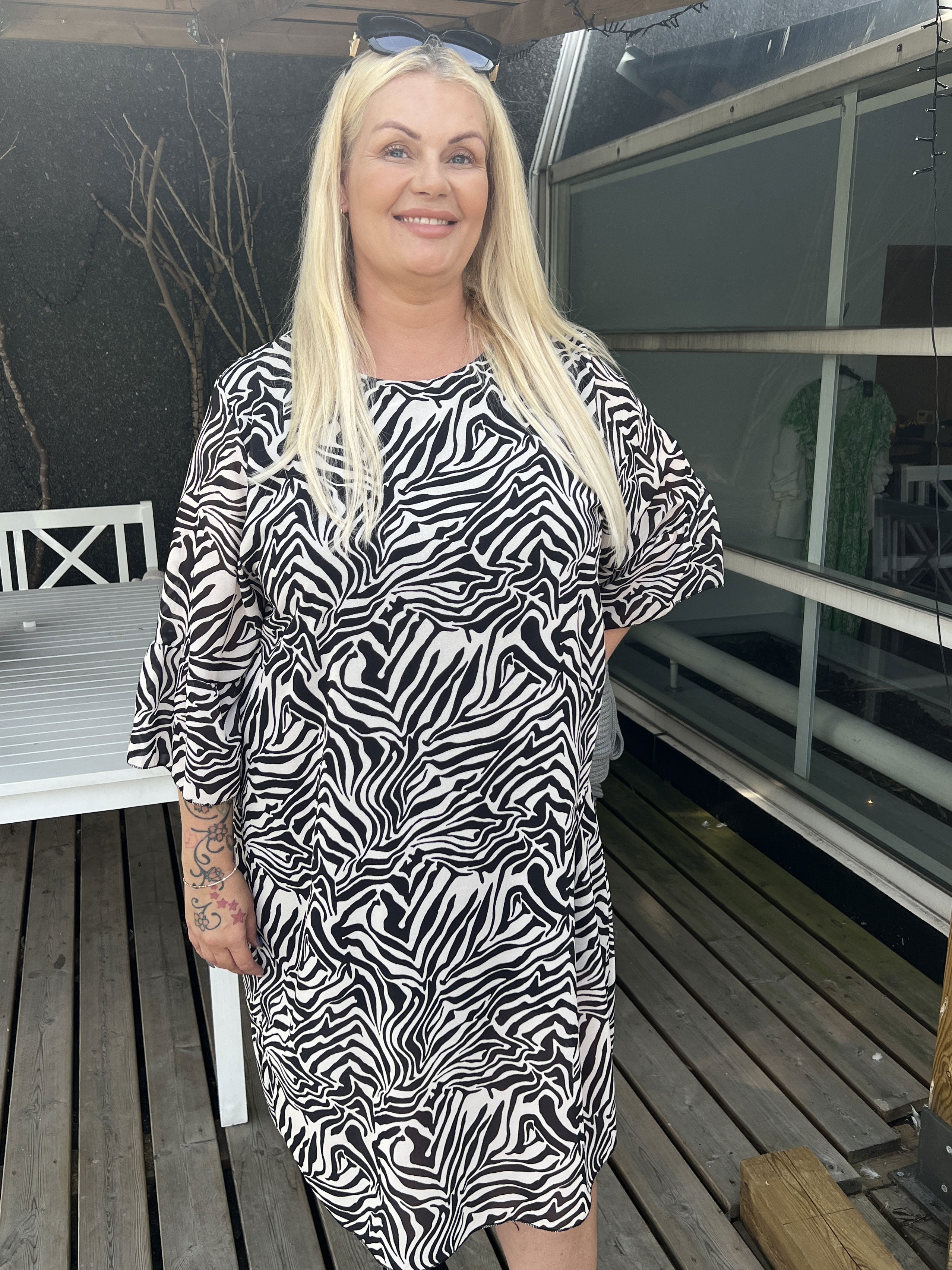 Olive - Zebramønstret kjole med fint ærme i plus size